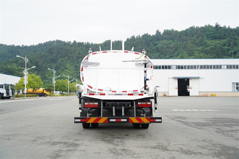 东风新汽D3L洒水车 13方（燃油车）