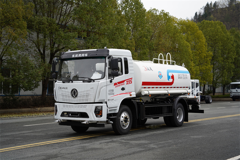 【汉成牌】东风新汽D3S-180马力洒水车 13方（燃油车）