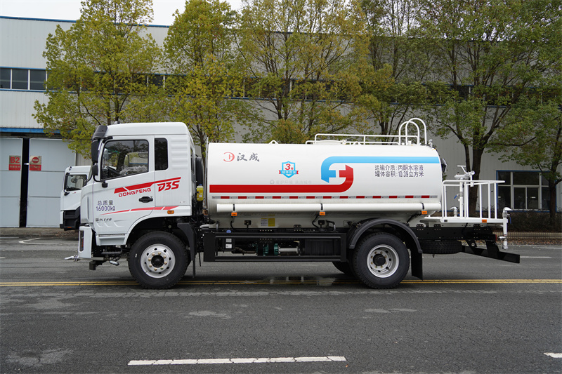 【汉成牌】东风新汽D3S-180马力洒水车 13方（燃油车）