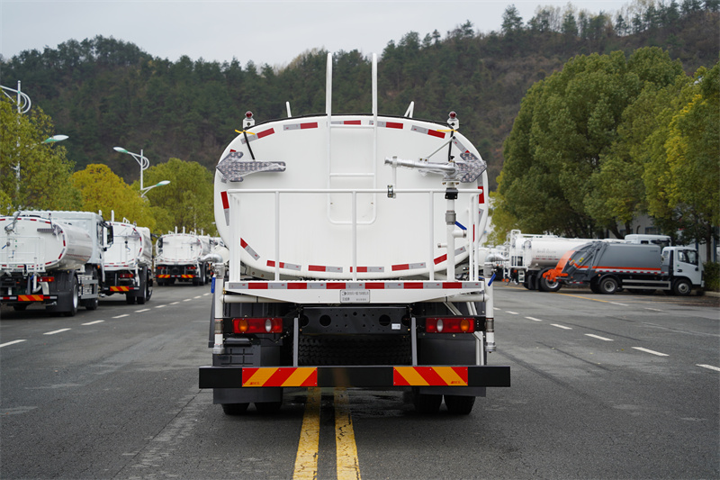 【汉成牌】东风新汽D3S-180马力洒水车 13方（燃油车）