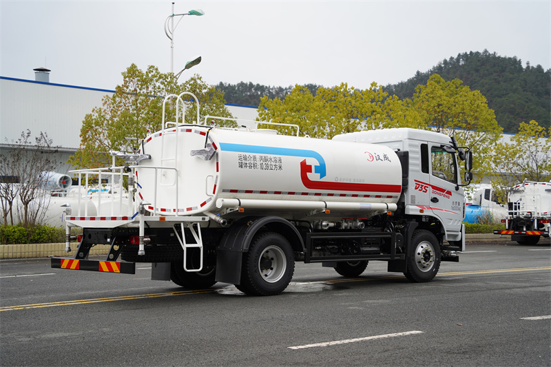 【汉成牌】东风新汽D3S-180马力洒水车 13方（燃油车）