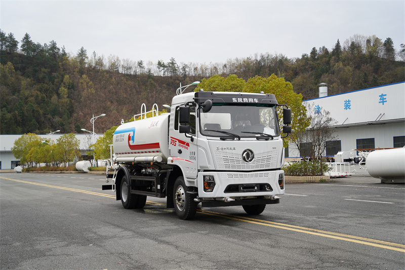 【汉成牌】东风新汽D3S-180马力洒水车 13方（燃油车）