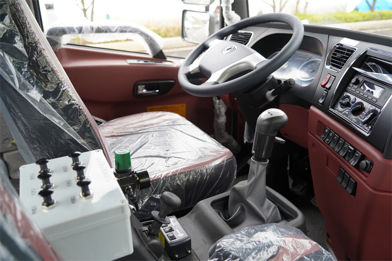 【汉成牌】东风新汽D3S-180马力洒水车 13方（燃油车）