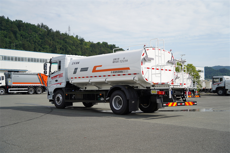 【汉成牌】东风新汽D3S-245马力洒水车 16方（燃油车）
