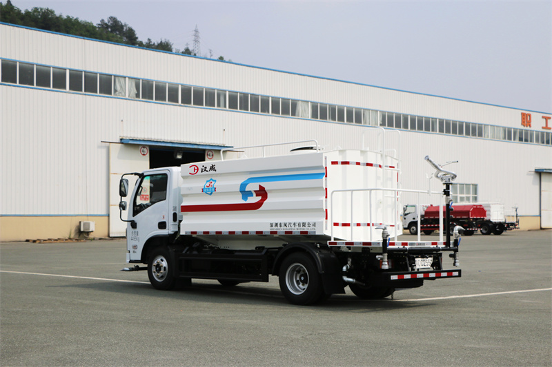 【汉成牌】东风华神V3-142马力蓝牌洒水车 7方（燃油车）