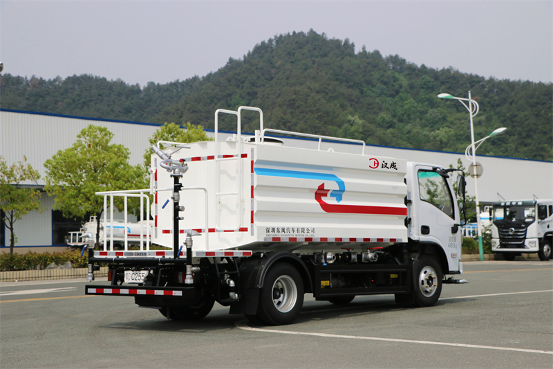 【汉成牌】东风华神V3-142马力蓝牌洒水车 7方（燃油车）