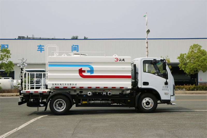 【汉成牌】东风华神V3-142马力蓝牌洒水车 7方（燃油车）